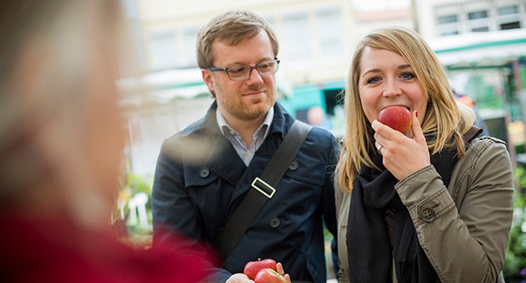 Paar mit Apfel 700x360