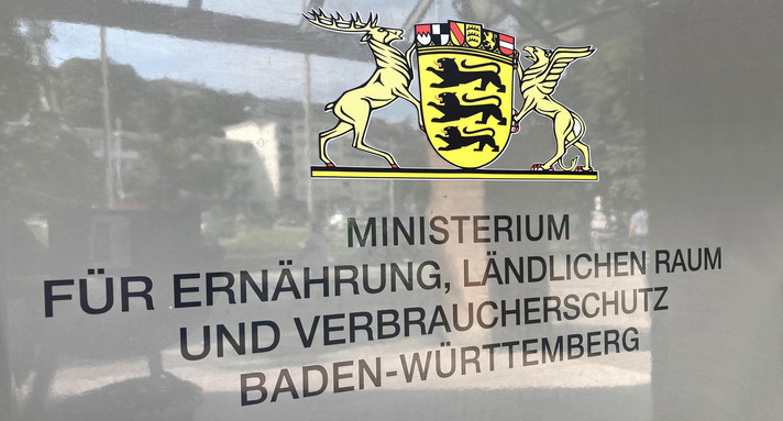 Schild an der Eingangstür des MLR