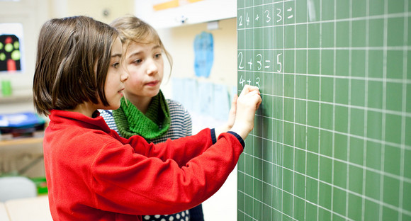 Grundschule Schüler rechnen Aufgabe